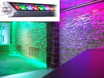 Подсветка стен интерьера линейными светодиодными RGB прожекторами. LED-контроллеры позволяют зафиксировать любой оттенок. Подсветка стен интерьера линейными