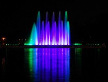 Подсветка крупного фонтана с использованием мощных светодиодных RGB подводных светильников и светодиодных контроллеров управления. Для достижения высокой яркости подсветки под каждой струей установлено по 4 светодиодных подводных светильника. Подсветка крупного фонтана с