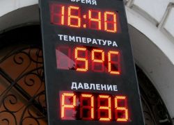 Первый этап - согласование технических характеристик и внешнего вида. Далее по составленному техническому заданию было изготовлено данное уличное табло метеостанция. 