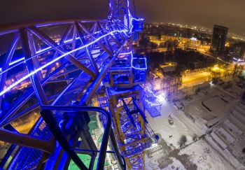 Декоративная подсветка башенного крана дюралайтом на стройплощадке. Дюралайт круглый фиксинг LED-XD-2W-100-240V-B (арт. 30) Декоративная подсветка башенного крана